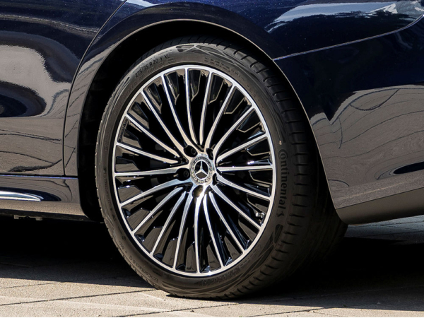Alle für die neue E-Klasse freigegebenen Conti-Reifen tragen sowohl eine MO- bzw. Mercedes-Original-Kennung als auch eine Sternmarkierung auf der Seitenwand, was sie insofern nicht nur als Erstausrüstungsreifen für Fahrzeuge von Mercedes ausweist, sondern gleichzeitig für solche von BMW (Bild: Mercedes-Benz)