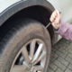 „Nur“ das Ablassen der Luft reicht den Kriminellen von „Reifen platt for future“ nicht: Sie sollen jüngst die Reifen von gut 70 Fahrzeugen in Berlin zerstochen haben (Bild: NRZ/Christine Schönfeld)