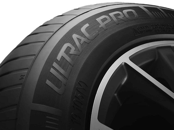 Über das gesamte „Ultrac-Pro“-Sortiment beziffert Apollo Tyres die Gewichtseinsparung des neuen Vredestein-Reifens gegenüber der Vorgängergeneration „Ultrac Vorti+“ mit durchschnittlich zehn Prozent (Bild: Apollo Tyres)