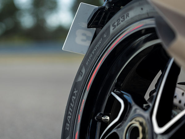 Bridgestone zufolge ist die „Battlax“-Serie des Herstellers „weltweit eine der am stärksten nachgefragten auf dem Erstausrüstungsmarkt für Premiummotorradreifen“ (Bild: Bridgestone)