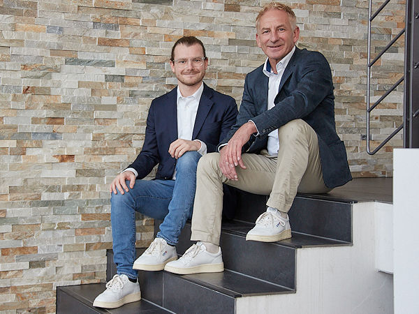 Uwe Burkhardt (rechts) hat seinen Sohn Philipp mit in die Geschäftsführung geholt, damit die Kunden des Unternehmens „auch weiterhin nahtlosen und erstklassigen Service“ von dem Großhändler erhalten (Bild: Reifen Burkhardt)