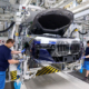 Allein in Bayern und Baden-Württemberg – den beiden größten Produktionsstandorten der Branche hierzulande – sollen EY zufolge knapp 250.000 bzw. gut 225.000 Menschen beschäftigt sein in der Autoindustrie, für die für das laufende Jahr mit einem Beschäftigungsabbau gerechnet wird (Bild: BMW)