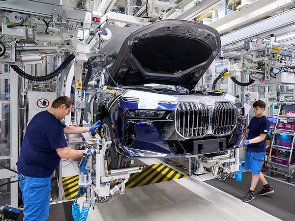 Allein in Bayern und Baden-Württemberg – den beiden größten Produktionsstandorten der Branche hierzulande – sollen EY zufolge knapp 250.000 bzw. gut 225.000 Menschen beschäftigt sein in der Autoindustrie, für die für das laufende Jahr mit einem Beschäftigungsabbau gerechnet wird (Bild: BMW)