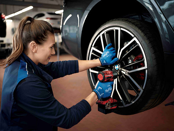 Hinsichtlich ihres Fahrzeugleasings über die BMW Financial Services haben Kunden neuerdings die Möglichkeit, in Sachen Service rund um Reifen und Räder eines von zwei Paketen zu ihrem Vertrag hinzuzubuchen (Bild: BMW Bank GmbH)