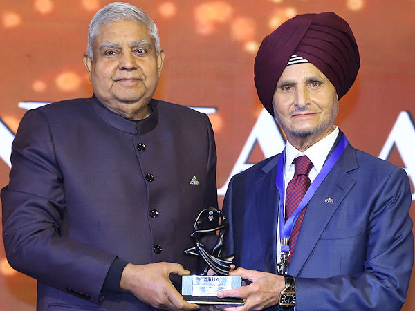 Indiens Vizepräsidenten Shri Jagdeep Dhankhar (links) hat Apollo-Tyres-Charman Onkar Kanwar die AIMA-Auszeichnung für dessen Lebenswerk übergeben (Bild: Apollo Tyres)