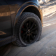 Dank der zusätzlich zu Serienbereifung des Audi Q8 E-Tron Dakar gelieferten General-Reifen vom Typ „Grabber AT³“ sollen Geländeenthusiasten nicht auf eine „artgerechte Haltung“ ihres Wagens verzichten müssen (Bild: Audi AG)