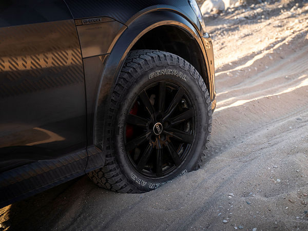 Dank der zusätzlich zu Serienbereifung des Audi Q8 E-Tron Dakar gelieferten General-Reifen vom Typ „Grabber AT³“ sollen Geländeenthusiasten nicht auf eine „artgerechte Haltung“ ihres Wagens verzichten müssen (Bild: Audi AG)