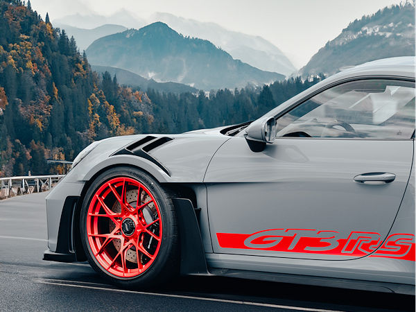 Versehen mit der OE-Kennung „N0“ hat Porsche für seinen 911 GT3 RS die Goodyear-Reifen „Eagle F1 SuperSport R“ und „Eagle F1 SuperSport RS“ als Erstausrüstung homologiert jeweils in den Größen 275/35 ZR20 (102Y) an der Vorder- und 335/30 ZR21 (109Y) an der Hinterachse (Bild: Goodyear)