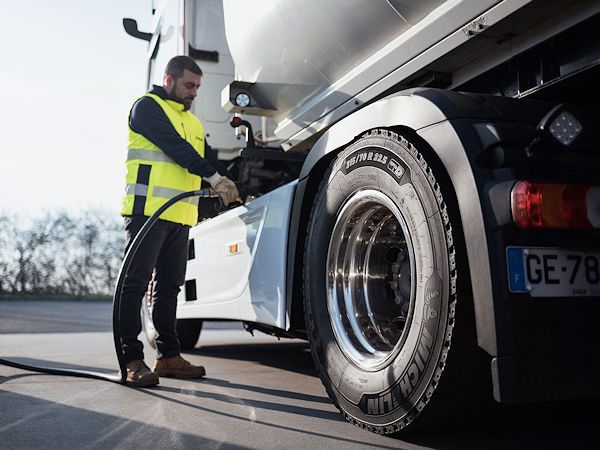 Für die Lkw-Reifentransporte von seinem europäischen Zentrallager in Landau zu den Zwischenlagern in Süddeutschland setzt Michelin künftig auf den alternativen Kraftstoff HVO100, um so zu einer Senkung des Kohlendioxidausstoßes der dafür von der Spedition GR Logistik verwendeten Fahrzeuge beizutragen (Bild: Michelin)