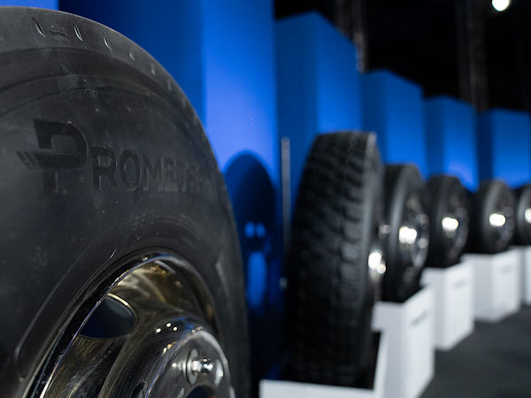 Mit den beiden neuen Profilen „G02 On-Off“ und „G210“ hat Prometeon zwei weitere Lkw-Reifen vorgestellt, die nur noch das eigene Logo auf der Seitenwand tragen und nicht mehr das von Pirelli (Bild: Prometeon)