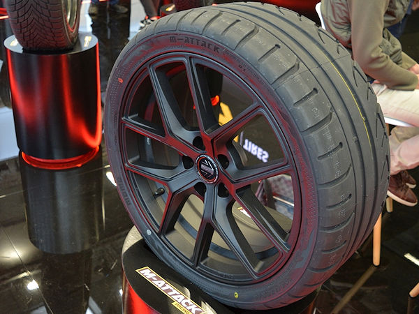 Der „M-Attack“ ist nach den Worten des italienischen Großhändlers Univergomma, der den Reifen auch in Motorsportserien an den Start bringen will, eines der wenigen Profile seiner Marke Momo Tires, das noch nicht Made in Europe ist (Bild: PneusNews/Ludovico Bencini)