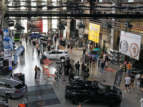 Bei der fünfen Ausgabe seiner Performance-Messe Anfang September auf dem Areal des Motorworld Village Metzingen hat Veranstalter JMS Fahrzeugteile etwa 2.000 Teilnehmer vor Ort gezählt (Bild: JMS Fahrzeugteile)