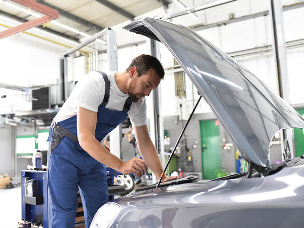 Können Autofahrer beim Kauf von Reifen über eBay schon länger entsprechende Montageservices online gleich mitbuchen auf dem Marktplatz, ist dies nun so auch beim Erwerb von anderen Kfz-Teilen möglich dank einer Zusammenarbeit mit dem Werkstattportal Repareo (Bild: eBay Deutschland)