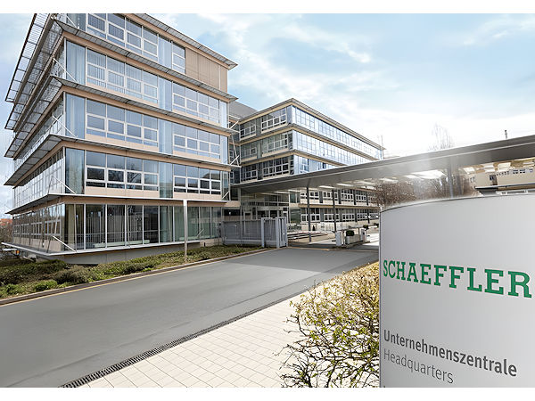 Durch den Zusammenschluss mit der ehemaligen Continental-Antriebssparte Vitesco Technologies hat sich die Zahl der Schaeffler-Mitarbeiter zuletzt um rund 30.000 auf ungefähr 120.000 Beschäftigte erhöht, wobei nun allerdings etwa 3,1 Prozent der Gesamtstellenzahl gestrichen werden sollen (Bild: Schaeffler)