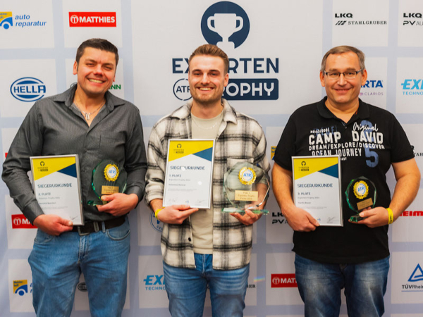 Die drei Erstplatzierten beim Finale der diesjährigen Experten-Trophy von ATR: Hendrick Beeken vom Kfz Meisterbetrieb Hendrick Beeken in Winsen (links) als Zweiter und Martin Bauer vom Autoservice Bauer GbR in Elchesheim-Illingen als Dritter rahmen Gesamtsieger Johannes Renner vom Kfz-Meisterbetrieb Hendrick Beeken in Winsen ein (Bild: ATR)