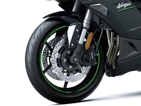 Für seine neue Ninja 1100SX hat sich Kawasaki für Bridgestones „Battlax Hypersport S23“ als Erstausrüstungsbereifung entschieden (Bild: Kawasaki)