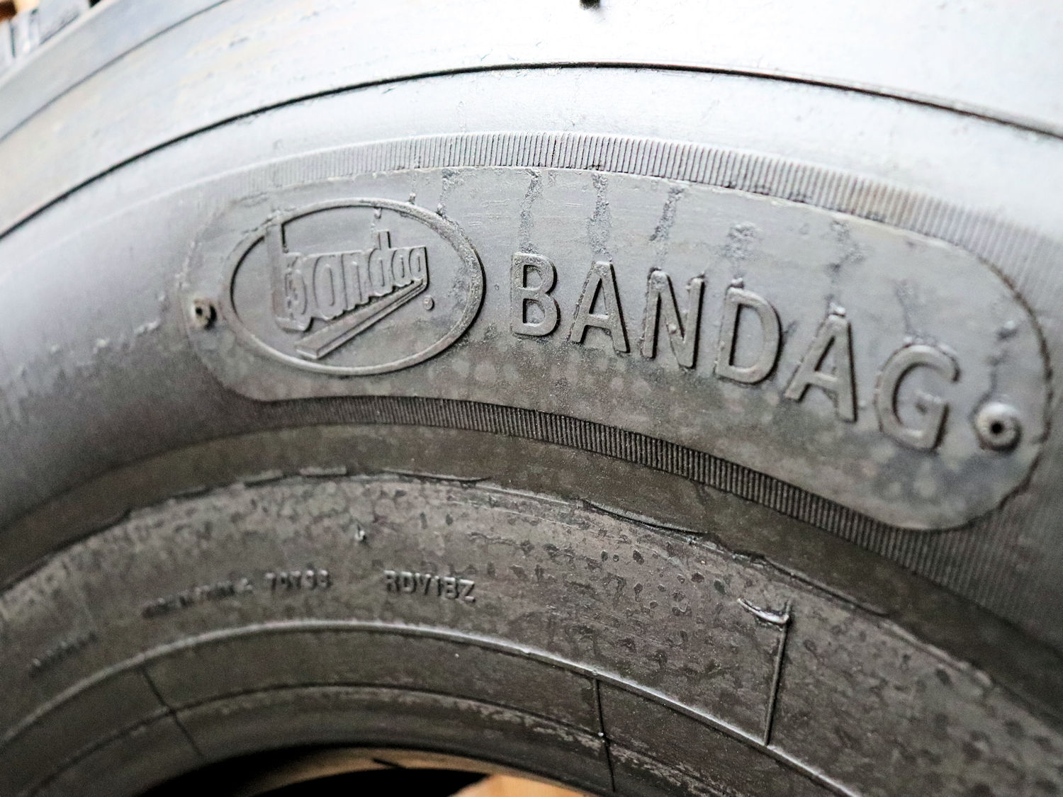 Seit Bridgestone die europäische Bandag-Laufstreifenfertigung im Werk im polnischen Stargard zusammengefasst hat, kommen nun Technologien aus der Neureifenproduktion zum Einsatz (Bild: NRZ/Arno Borchers)