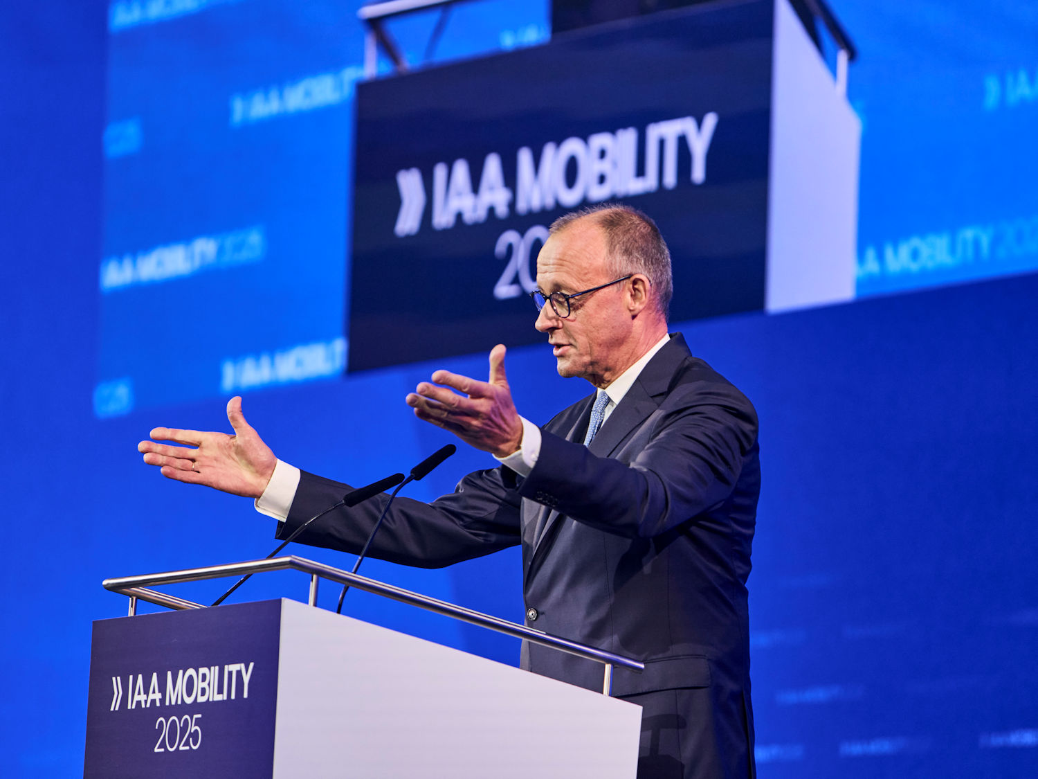 Zur Eröffnung der IAA Mobility heute Morgen in München sprach auch Bundeskanzler Merz; Unternehmen aus der Reifenbranche sind unterdessen nicht vor Ort – mit einer Ausnahme (Bild: www.anjawechsler.de; VDA)