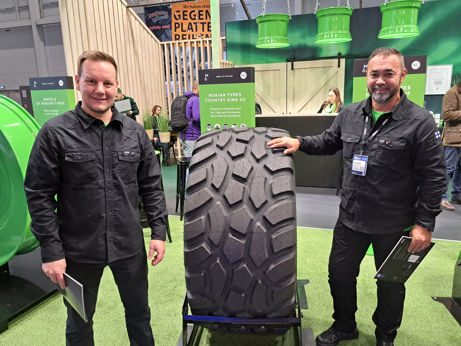 Temo Saari und Marcel Wolf von Nokian Tyres praesentieren neuen Flotationsreifen