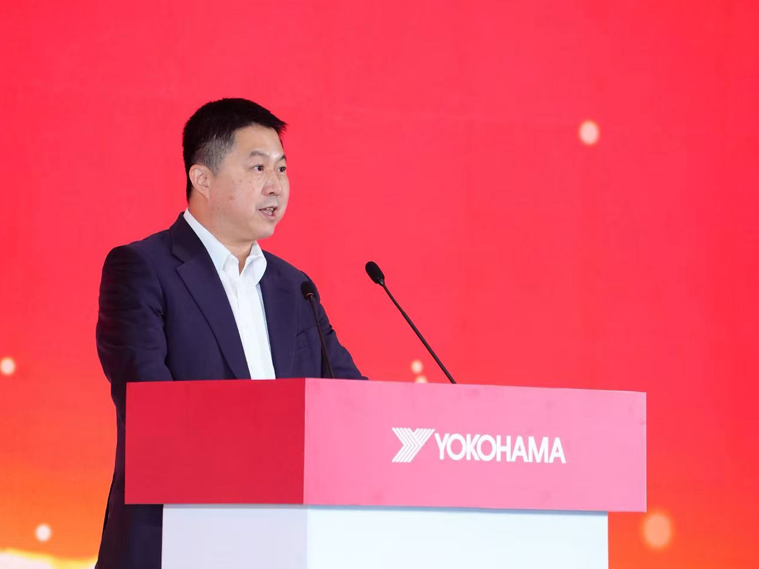 Fan Ming, Chairman und President von Yokohama Rubber (China), erklärt die neue Pkw-Reifenfabrik in China offiziell für eröffnet (Bild: Yokohama Rubber)