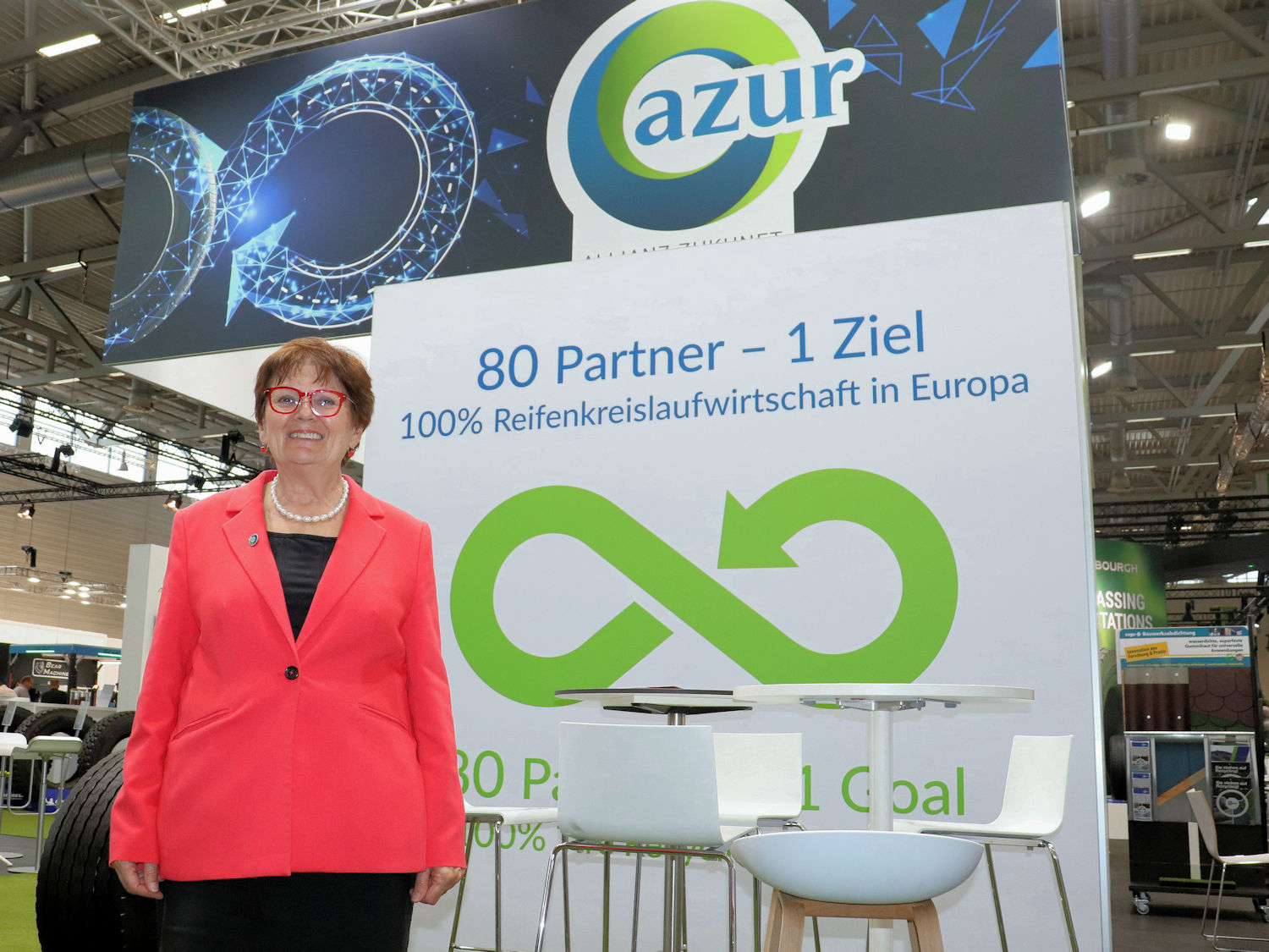AZUR-Netzwerkkoordinatorin Christina Guth rückte die Reifenkreislaufwirtschaft in den Fokus der Tire-Cologne-Besucher und bestritt mit ihren Partnern und Mitarbeitern zweifellos einen nicht unwesentlichen Teil des (Rahmen-)Programms der Messe (Bild: NRZ/Arno Borchers)