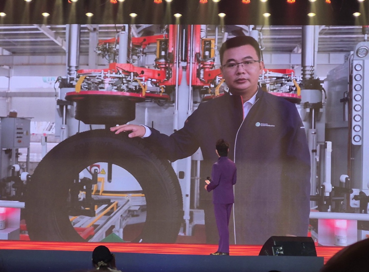 Cao Kai, General Manager von Prinx Tire (Malaysia), präsentierte den Gästen einer International Dealer Conference per Videoschalte den ersten im neuen Prinx-Chengshan-Reifenwerks in Malaysia produzierten Reifen (Bild: Tyre Industry Publications/Stephen Goodchild)